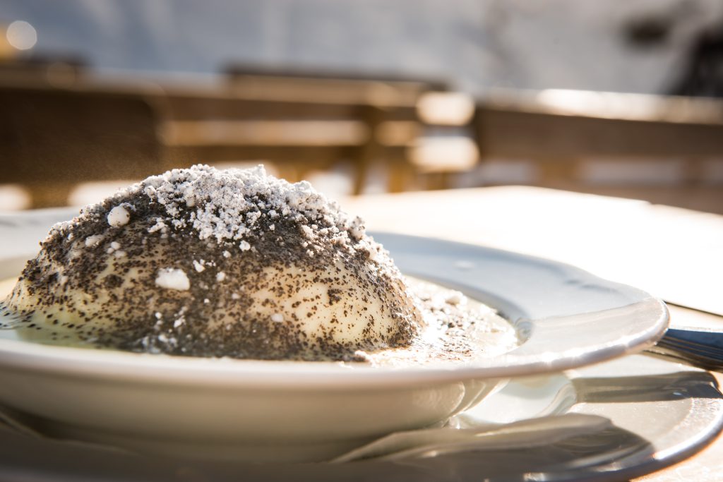 Germknödel mit Mohn und Vanillesauce auf Teller