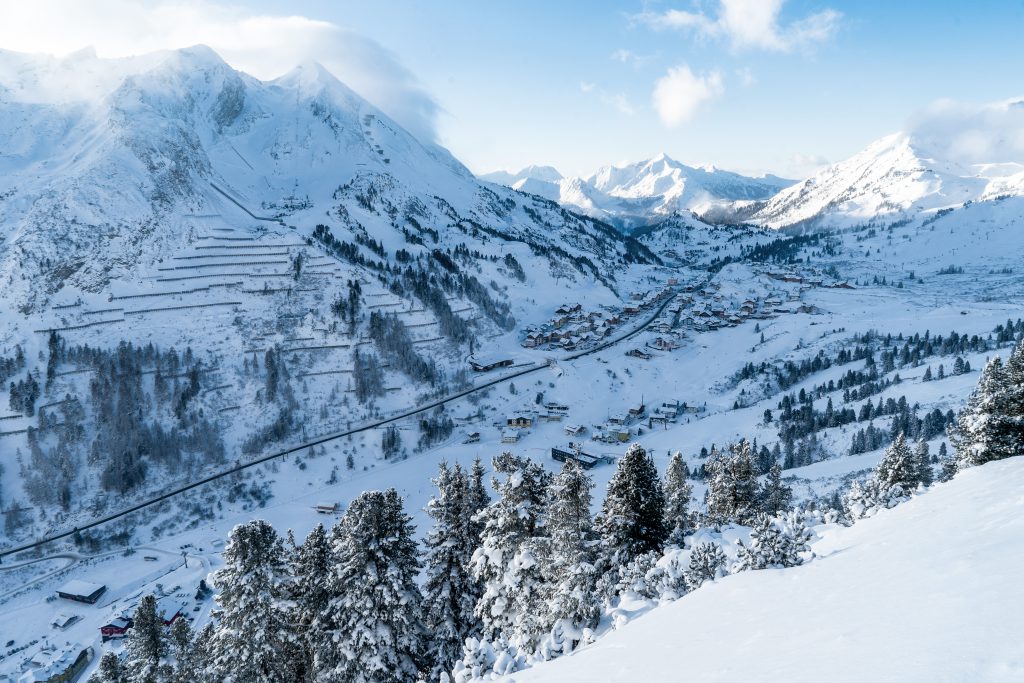 Verschneite Berglandschaft mit Tal und Dorf in Obertauern