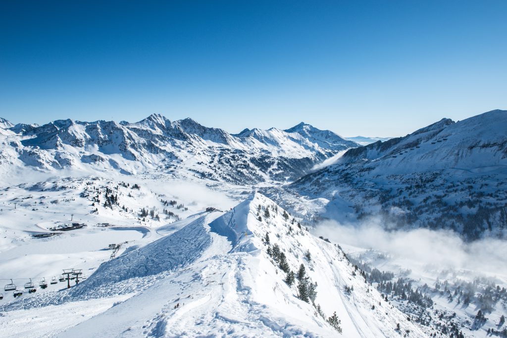 Verschneite Berglandschaft in Obertauern mit Skiliften