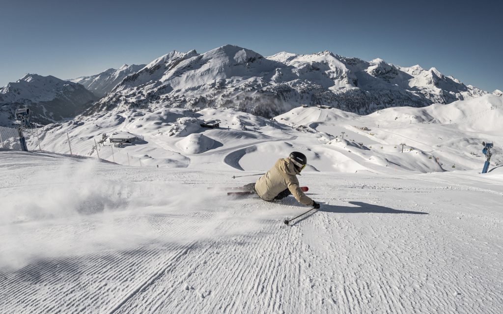 Skifahrer carvt auf frisch präparierter Piste in Obertauern